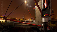  Geschlossene Hörnbrücke im Hafen von Kiel bei Nacht 2 –  DETAIL: Für den Fußgängerverkehr geschlossene Hörnbrücke, in einer Winternacht.