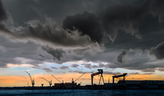 Gewitterwolken bei Sonnenuntergang über der Howaldtswerke-Deutsche-Werft