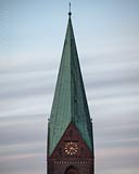  TITEL: »Turmspitze von Sankt Nikolai zu Kiel am frühen Abend« DETAIL: Die Nikolaikirche ist das älteste Gebäude in Kiel. Das Foto zeigt den Turm in Frontal-Perspektive und markanter Farbigkeit. ORT: Ostsee, Kieler Bucht, Kiel, Innenstadt.