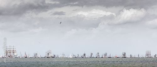 Schiffe und Boote zur Windjammerparade der Kieler Woche am Horizont vor Laboe