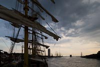  Windjammer zur 100-Jahre-Passat-Feier in Travemünde –  DETAIL: Das Bild zeigt große Segelschiffe, die aus Anlass der 100-Jahre-Passat-Feier in den Travemünder Hafen gekommen waren. Unter den Schiffen, die auf diesem Foto bei Sonnenuntergang zu sehen sind, befinden sich u. a. die Alexander von Humboldt, die Kruzenshtern, die Sedov, die Mir und die Mlodziezy.