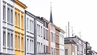  Lübecker Fassaden 1 – St. Lorenz Nord –  DETAIL: Lübecker Hausfassaden in besonderer Farbigkeit und markantem Bildkontrast. Hinter den Häusern erkennt man auf diesem Foto die Spitze der St. Bonifatius Kirche zu Lübeck.
