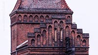  Brückenhaus an der Untertrave –  DETAIL: Direkt an der Marienbrücke gelegenes Haus. Der harte Kontrast und die zurückgenommene Sättigung der Farben in diesem Foto, betonen die typische, auf Ziegeln basierende Architektur in Lübeck.
