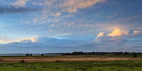  Landschaft an der Schlei bei Schleswig –  DETAIL: Ein milder Spätsommer-Abend an der Schlei zwischen Schleswig und Fleckeby. Die letzten Strahlen der untergegangenen Sonne tauchen die Wolken in warme Farben.