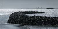  »Westliche Hafenbuhne vor Schlüttsiel im Gegenlicht – 1« DETAIL: Dieses Panoramafoto zeigt einen Blick über eine Hafenbuhne, von dem Fährhafen Schlüttsiel, hinaus in die Nordsee. Am Horizont zu sehen sind die beiden Nordfriesischen Inseln Oland und Langeneß.