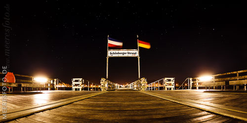  Kopf der Seebrücke am Schönberger Strand in einer Sommernacht unter dem Sternenhimmel