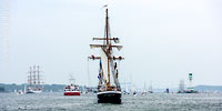  Das Dreimast-Segelschiff Thor Heyerdahl fährt in den Bereich der Friedrichsorter Enge in der Kieler Förde ein.