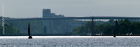  Die Holtenauer Hochbrücken über dem Nord-Ostsee-Kanal an der Kieler Förde im Gegenlicht der späten Nachmittagssonne