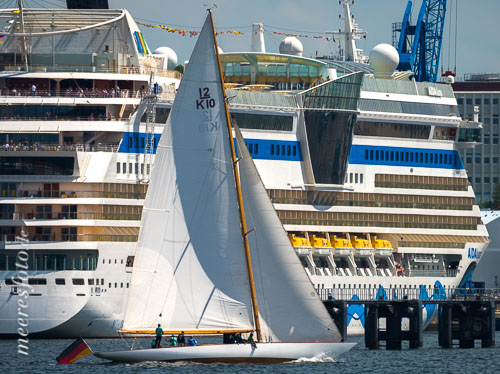  Ein eleganter 12er und ein Aida-Kreuzfahrschiff in der Kieler Innenförde an einem Sommertag