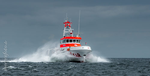 Der SAR-Seenotrettungskreuzer „Berlin“ der „Deutschen Gesellschaft zur Rettung Schiffbrüchiger“ in schneller Fahrt auf der Kieler Aussenförde