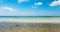  ARBEITSTITEL: Türkisfarbene Sandbänke bis zum Horizont der Ostsee vor Kalifornien am Schönberger Strand an einem sonnigen Sommertag