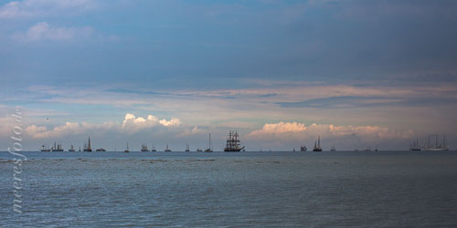  Große und kleinere historische Segelschiffe und Segelboote in der Kieler Aussenförde