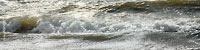  Wellen im Uferbereich der Nordsee vor Sankt Peter Ording im sommerlichen Sonnenlicht