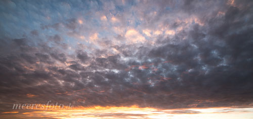  Cirrocumulus-Wolken während eines Sonnenuntergangs an der Kieler Förde