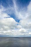  Dänisch Nienhof – Mai-07414 –  DETAIL: In einer Lücke zwischen den Cumuluswolken zeigen sich nun die höher treibenden Cirruswolken über der bewegten Ostsee.