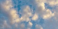  Heikendorf – Juli-00214 –  DETAIL: Das warme Licht der untergehenden Sonnen streift die Unterseite von Cumuluswolken am Himmel über dem Ostseebad Heikendorf.