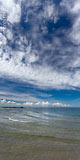  Kalifornien – Mai-03714 –  DETAIL: Cirruswolken über dem Ufer von Kalifornien und Cumuluswolken am Horizont über der Kieler Förde.