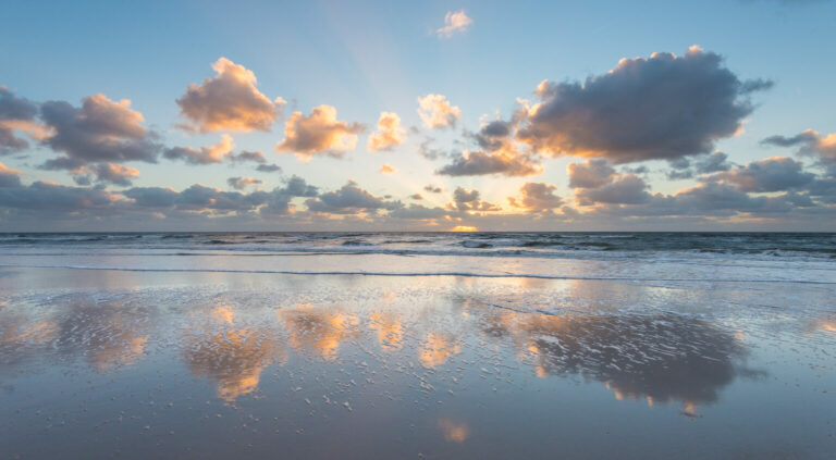 Abendlicht und Spiegelungen im Sand