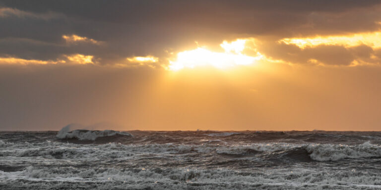 Abendsonne bricht durch Wolken