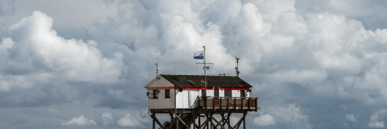 Badeaufsicht vor Wolken