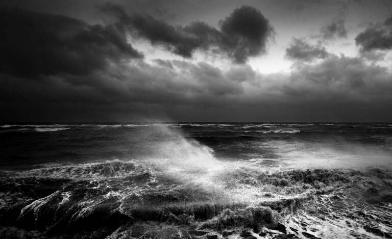 Brandungsgischt der Ostsee unter einem Sturmhimmel