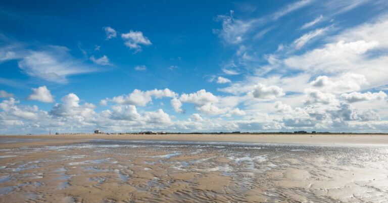 Das Watt vor SPO unter blauem Himmel