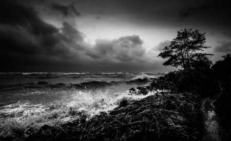 Der Strandweg nach Stein/Wendtorf liegt im Schatten des tiefen Himmels, der sich schwer über die Kieler Bucht legt.