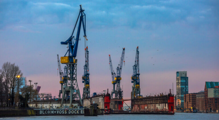 Dock und Kräne im Hamburger Hafen