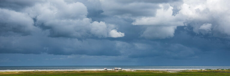 Dunkle Regenwolken über Sankt Peter-Ording