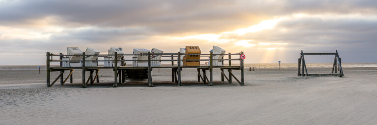 Duschanlage und Strandkörbe