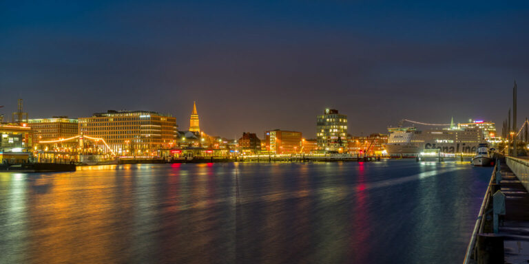Rezension zu: Festliches Hafenlicht in Kiel