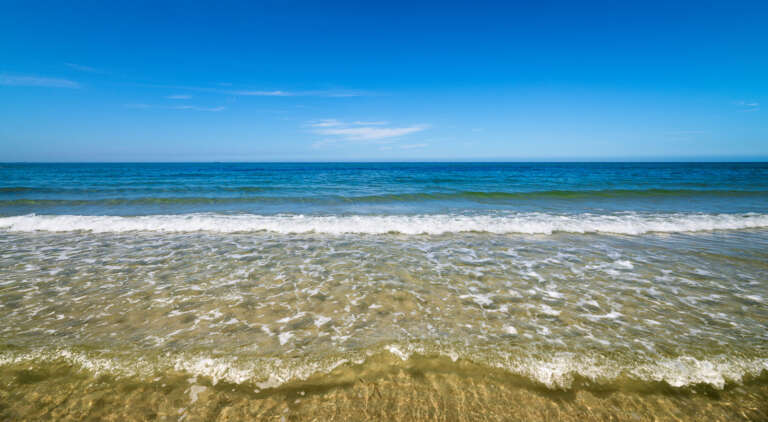 Frische Welle am Schönberger Strand