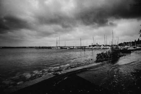 Der überflutete Fördewanderweg in Heikendorf während der Sturmflut 2023.