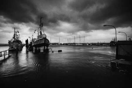 Der Fischereihafen von Heikendorf-Möltenort während der Ostsee-Sturmflut 2023.