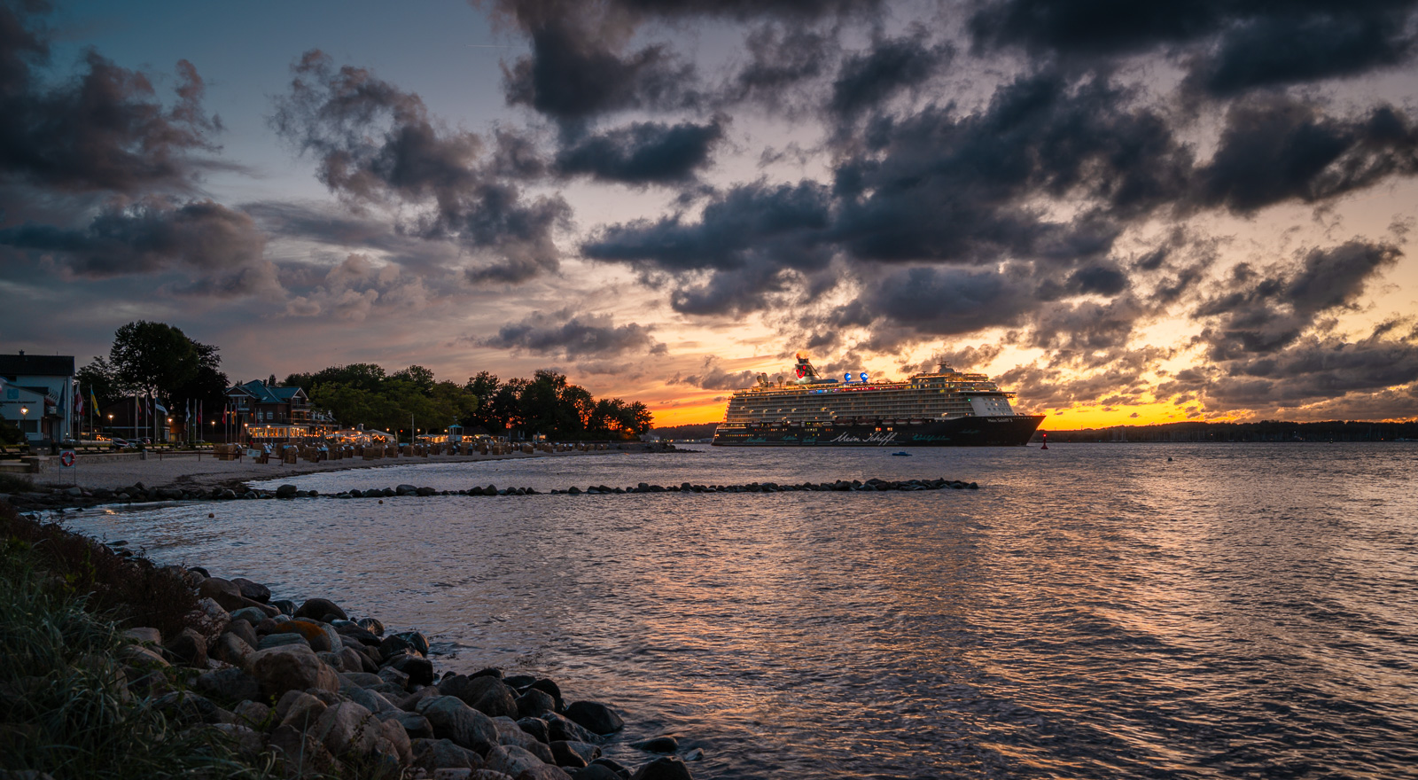 Heikendorfer Strand mit Mein Schiff 3