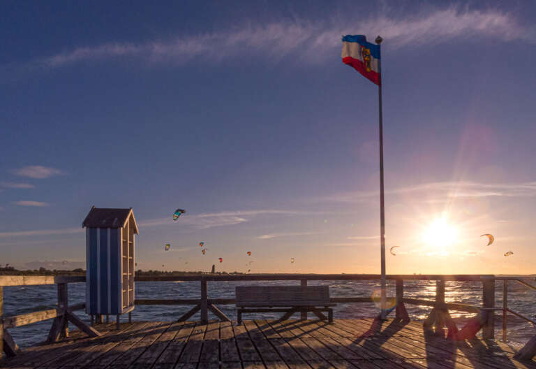 Kitesurfer im Gegenlicht an der Steiner Mole