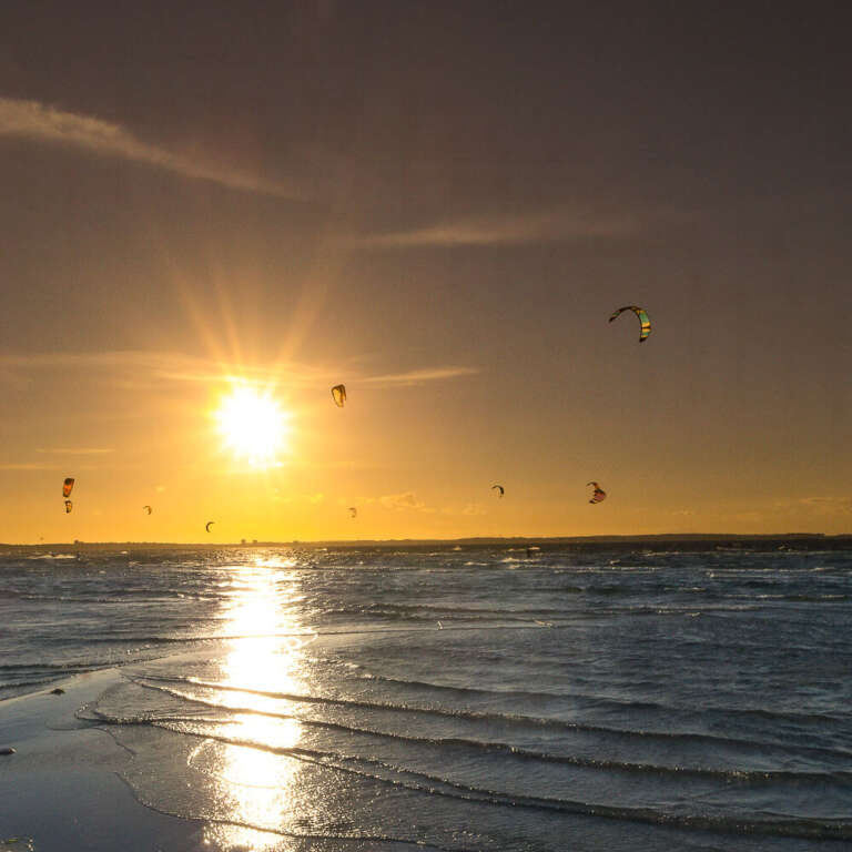 Kitesurfer im Gegenlicht vor Stein<br> EDITION | KLEINE MEERESBILDER