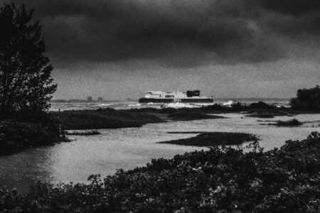 Eine DFDS-Fähre beim Einlaufen in die Kieler Förde während der Sturmflut 2023.