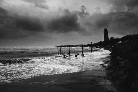 Ein Spielplatz am Strand von Laboe während der Sturmflut 2023.