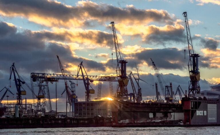 Letzte Sonnenstrahlen im Hamburger Hafen
