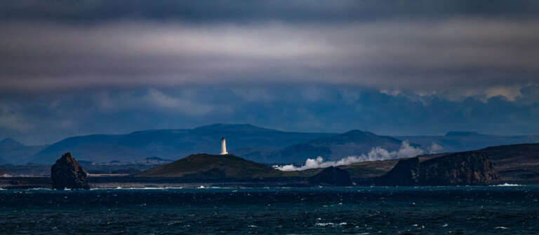 Leuchtturm Reykjanestá und Rauch