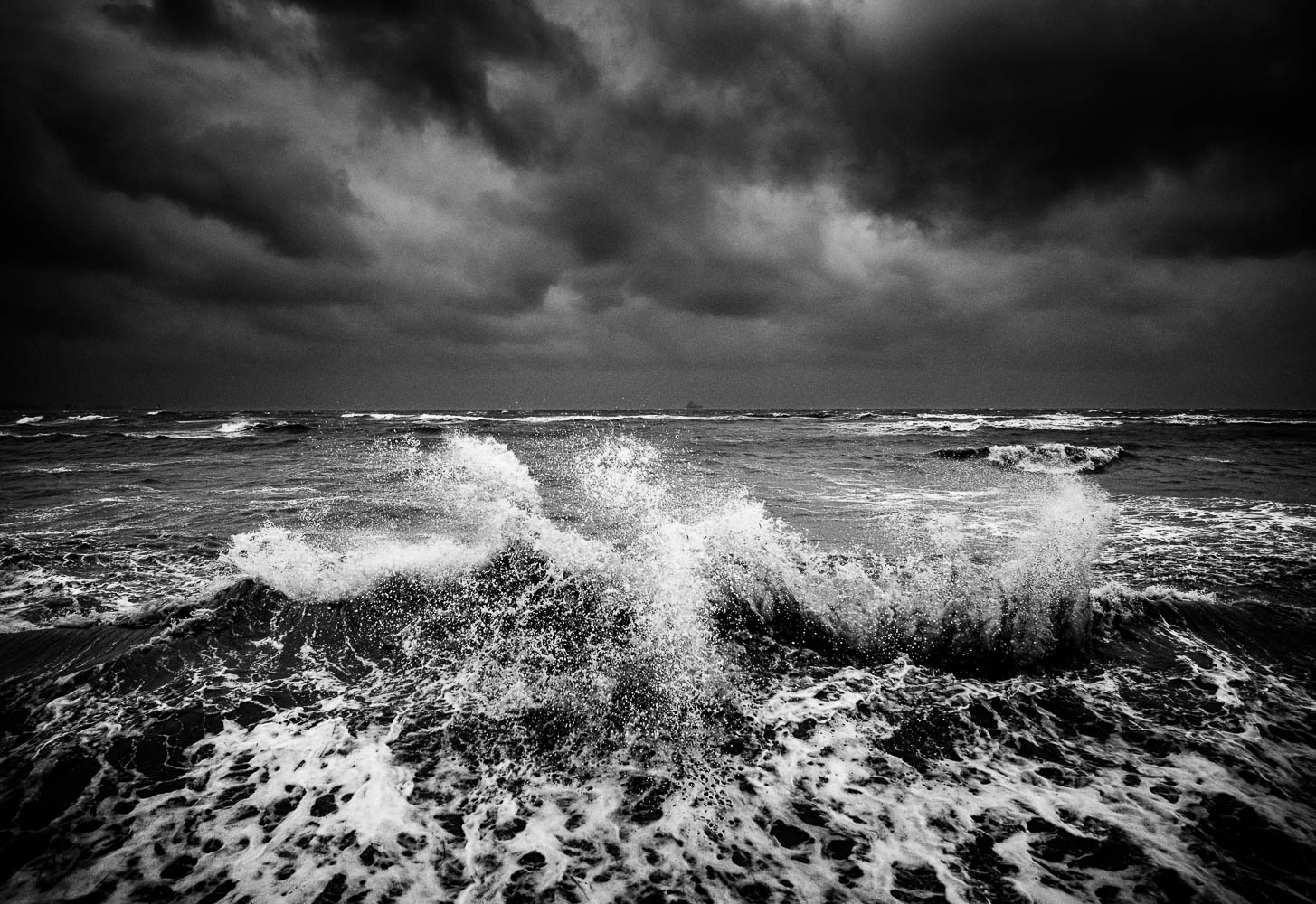 Meeresbrandung bei Sturmflut an der Kieler Bucht