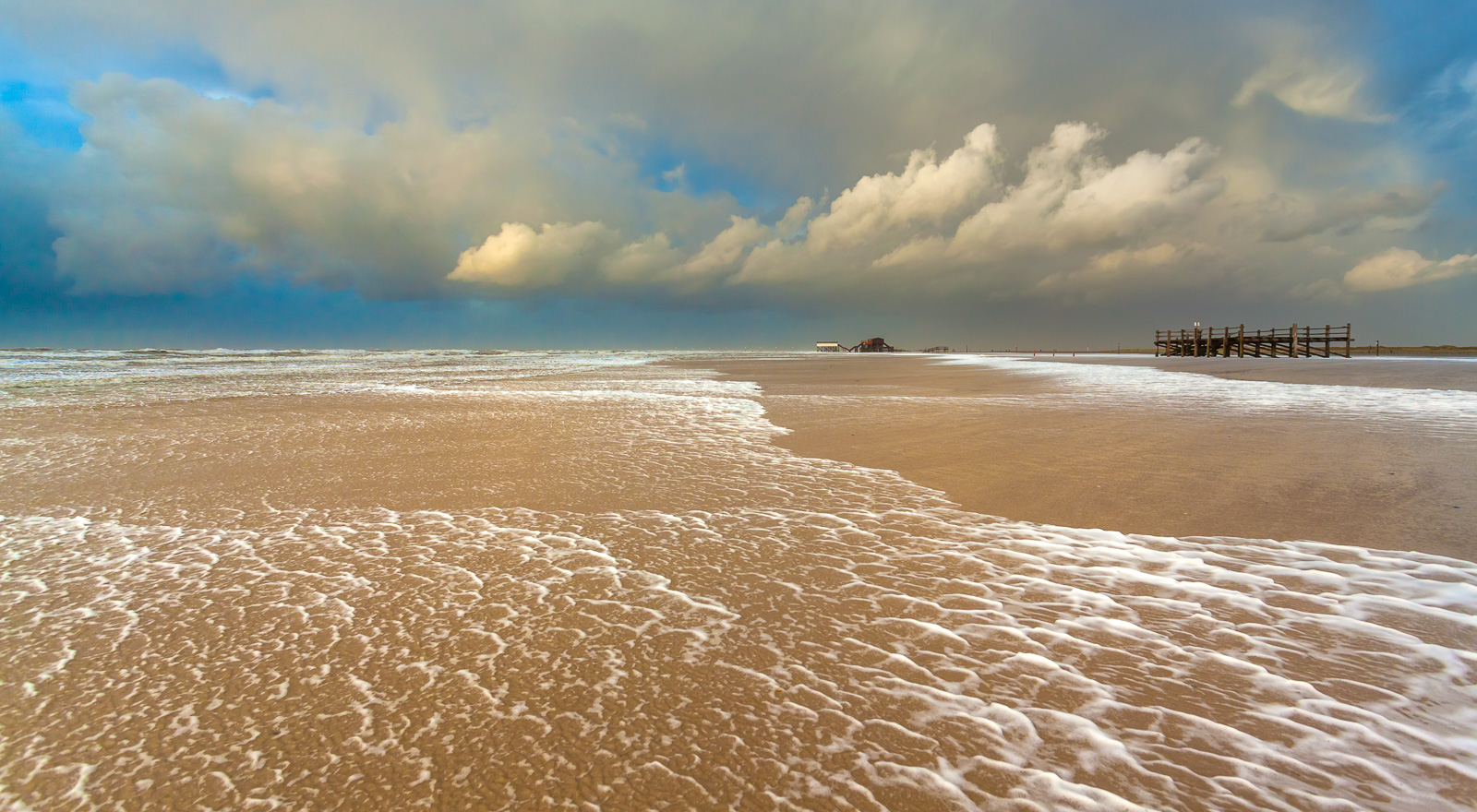 Meeresschaum und Sturmwolken in St. Peter-Ording