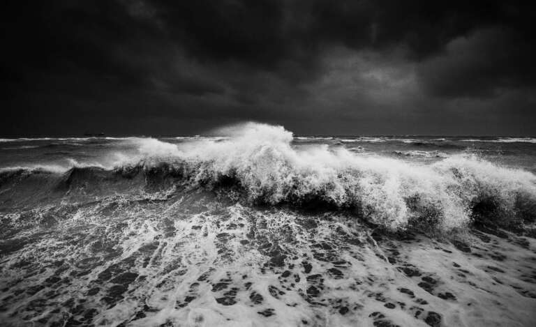 Rasende Welle bei Sturmflut