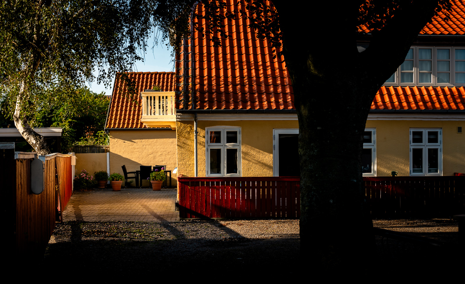 Sommerabend in Skagen – Gelbe Häuser im Abendlicht