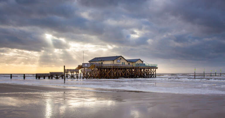 SPO mit Strandbar unter Sturmwolken