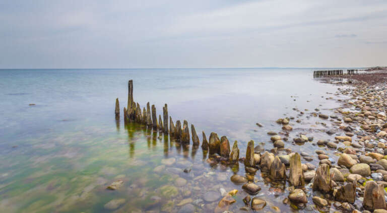 Steinstrand und Holzbuhnen an der Ostsee