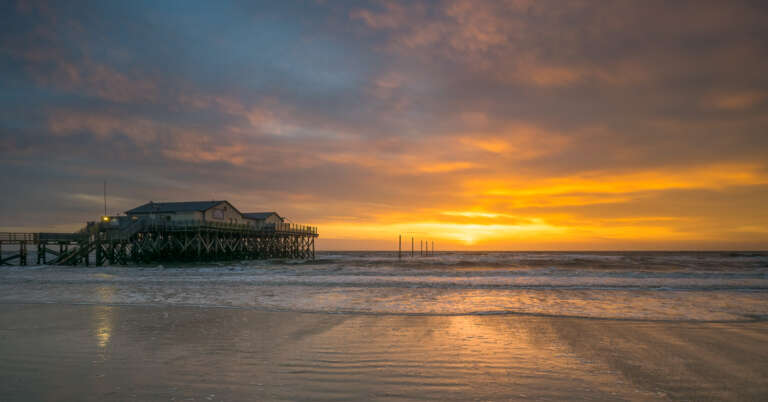 Strandbar in St. Peter-Ording am späten Abend