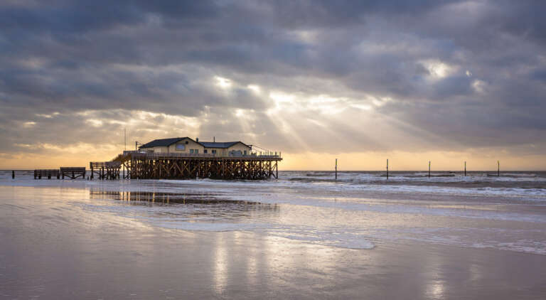Strandbar in St. Peter-Ording vor Sonnenstrahlen