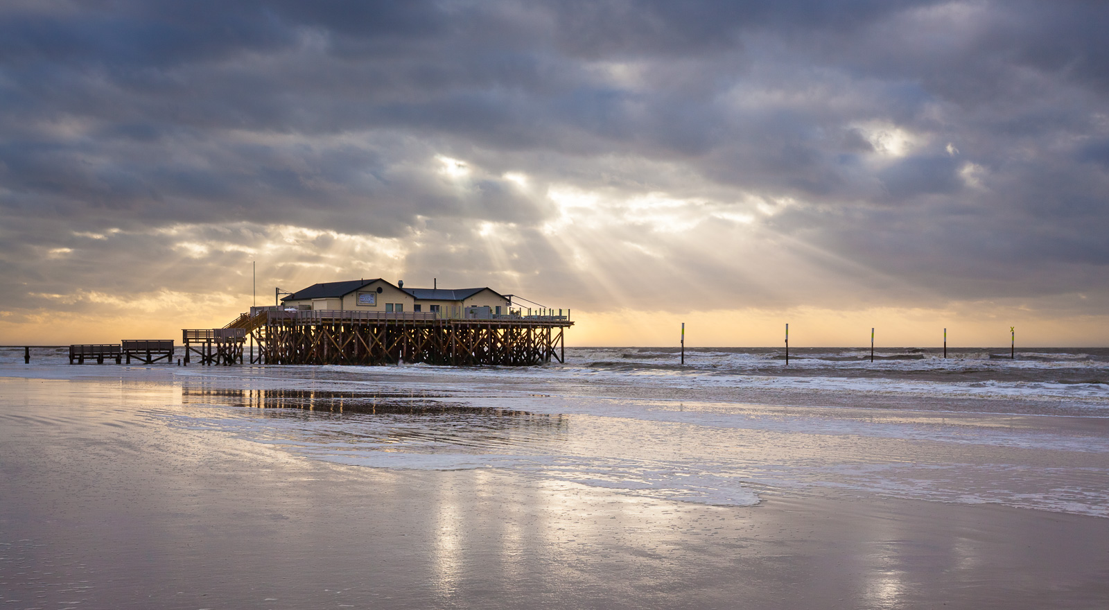 Strandbar in St. Peter-Ording vor Sonnenstrahlen